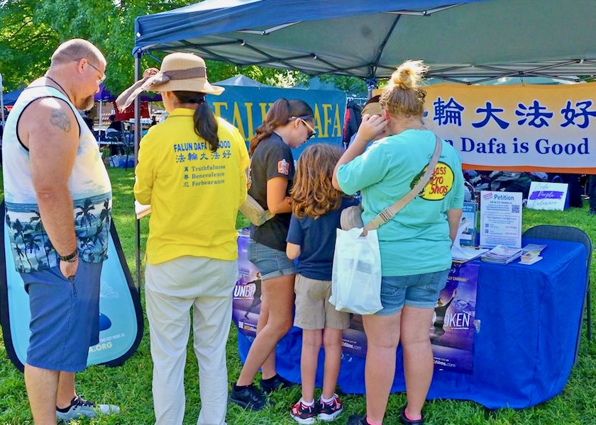 Image for article ​Frequentadores do festival em Delaware aprendem sobre o Falun Gong e condenam a extração forçada de órgãos na China.