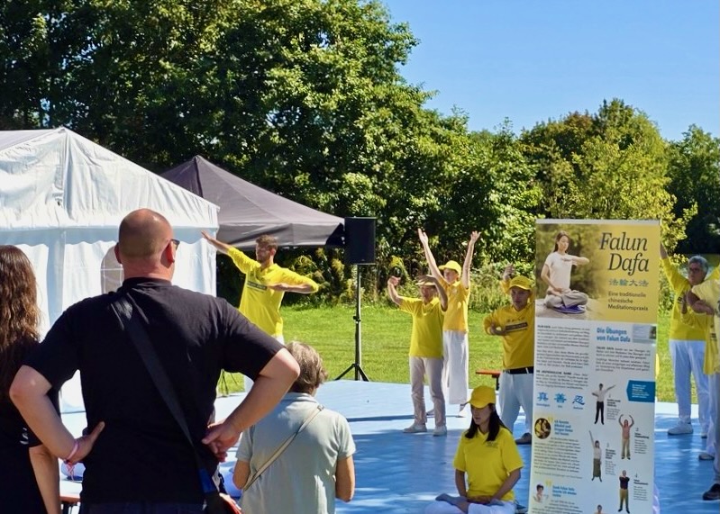 Image for article ​Alemanha: Moradores dão as boas-vindas ao Falun Dafa no Festival dos Cidadãos de Hanau
