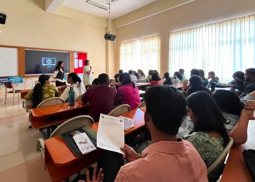 Image for article ​Índia: Estudantes universitários aprendem sobre a perseguição ao Falun Dafa e a extração forçada de órgãos na China
