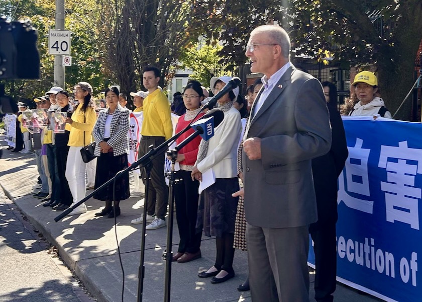 Image for article Líderes comunitários condenam os ataque contra os praticantes do Falun Gong em frente ao consulado chinês em Toronto