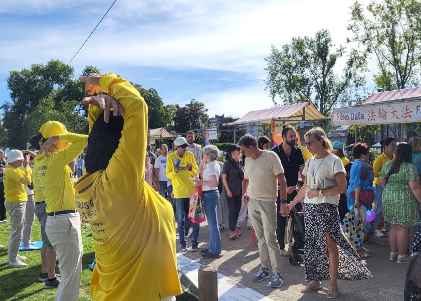 Image for article ​Liège, Bélgica: Apresentando o Falun Dafa durante o Festival Cultural Retrouvailles
