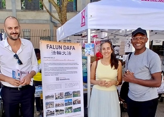 Image for article ​Paris, França: Moradores aprendem sobre o Falun Dafa durante fóruns de associações comunitárias