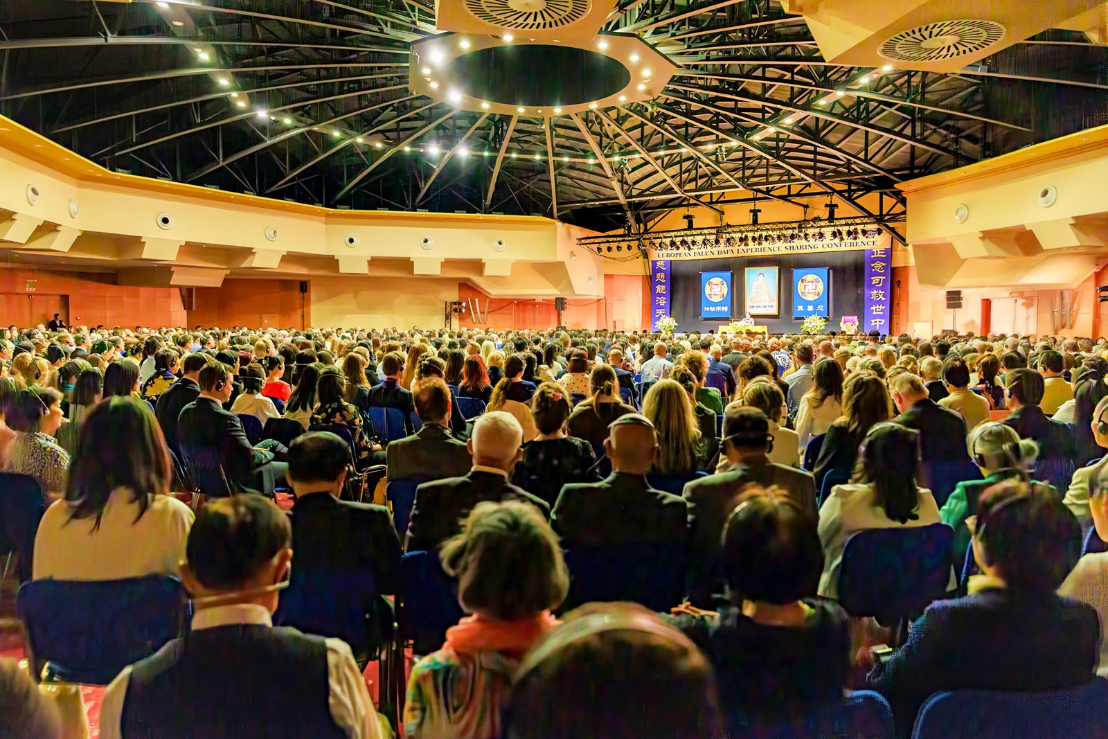 Image for article ​Praga, República Tcheca: Os praticantes refletem e aprimoram suas habilidades juntos durante Conferência Europeia de Compartilhamento de Experiências do Falun Dafa
