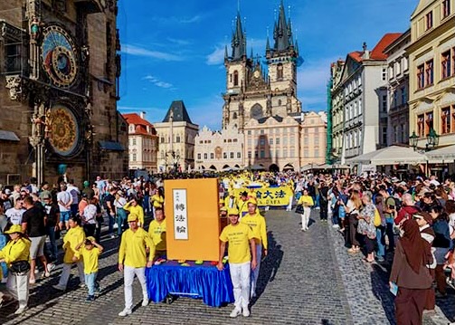 Image for article ​Praga: Turistas apreciam as informações sobre o Falun Dafa