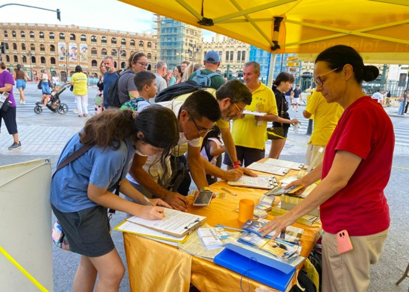 Image for article Valência, Espanha: Apoio público ao fim da perseguição ao Falun Dafa na China