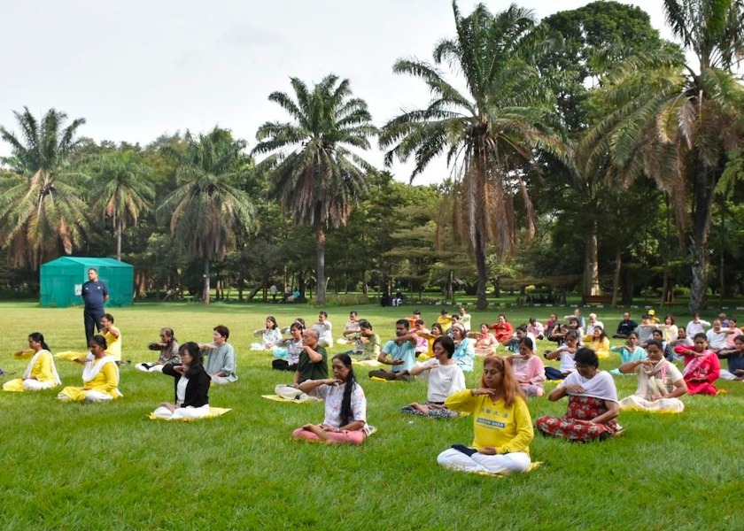 Image for article ​Visitantes da Exposição de Flores em Bengaluru conhecem o Falun Dafa