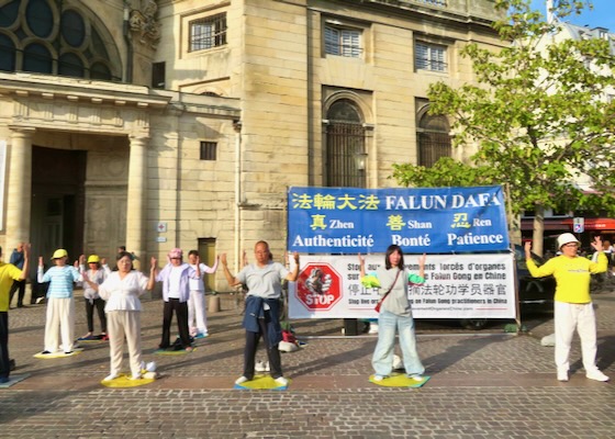 Image for article ​Paris, França: O público manifesta apoio ao Falun Dafa em eventos em Belleville e Châtelet.