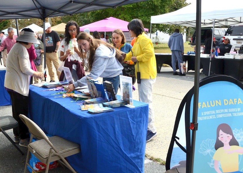 Image for article ​Apresentando o Falun Dafa no Festival Apple Scrapple