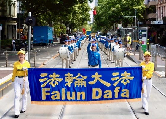 Image for article ​Austrália: Público aprende sobre os princípios orientadores do Falun Dafa durante desfile em Melbourne