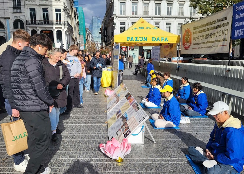 Image for article ​Bruxelas, Bélgica: Público condena a perseguição ao Falun Dafa em evento de conscientização