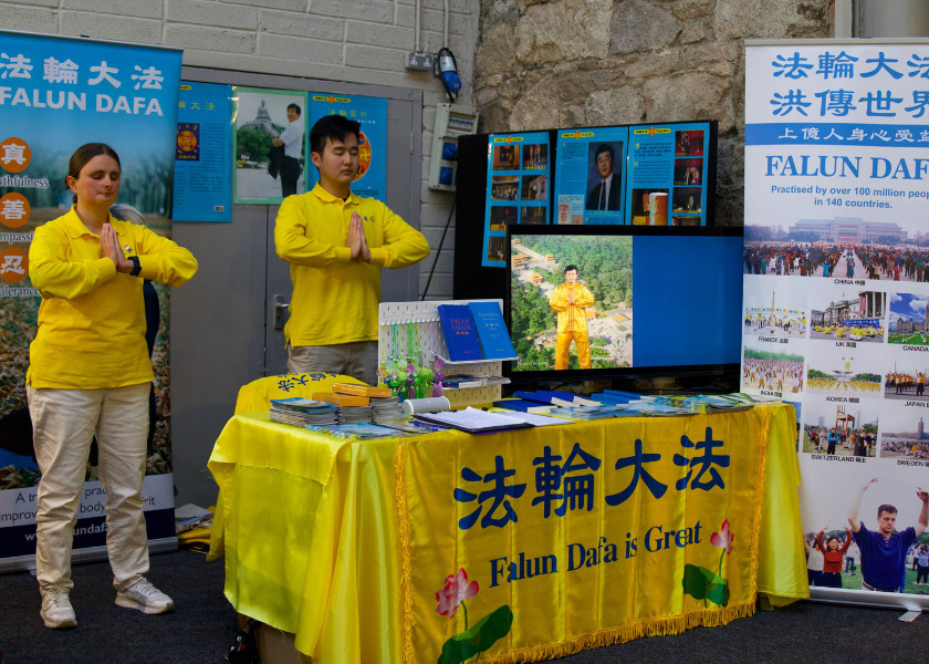 Image for article ​Visitantes aprendem exercícios do Falun Gong em uma feira de saúde na Irlanda
