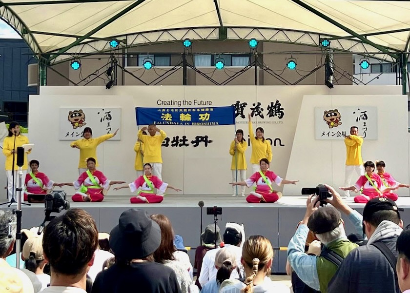Image for article ​Hiroshima, Japão: Apresentando o Falun Gong no Festival do Saquê