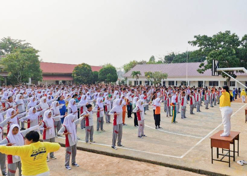 Image for article ​Indonésia: Os praticantes foram convidados a apresentar o Falun Dafa em uma escola e centro comunitário