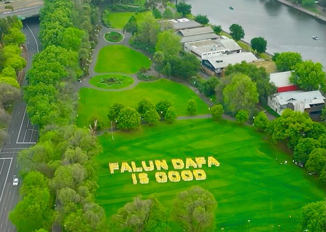 Image for article ​Os princípios orientadores do Falun Dafa ressoam com os transeuntes durante uma palestra sobre formação de caracteres em Melbourne, Austrália