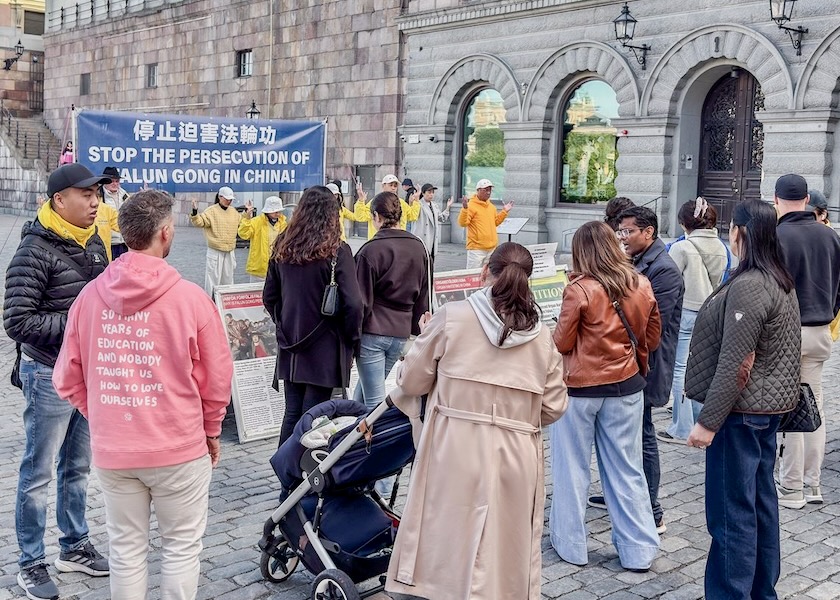 Image for article ​Suécia: Turistas chineses em Estocolmo se manifestam a favor do Falun Dafa