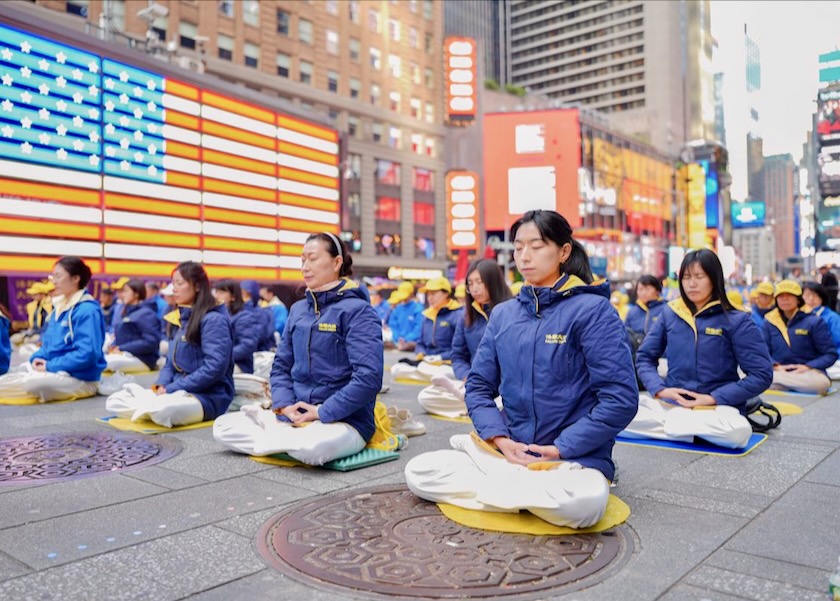 Image for article ​Paz e serenidade prevalecem enquanto os praticantes realizam os exercícios do Falun Dafa na Times Square