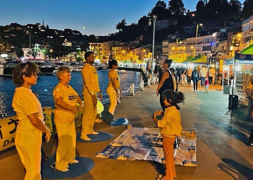 Image for article ​Istambul, Turquia: Pessoas aprendem sobre o Falun Dafa durante um evento em Tarabya