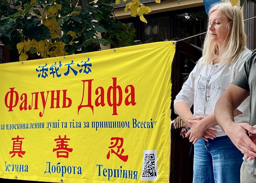Image for article ​Ucrânia: Os praticantes apresentam o Falun Dafa no “Dia da Cidade” em Lutsk e Khmelnytskyi