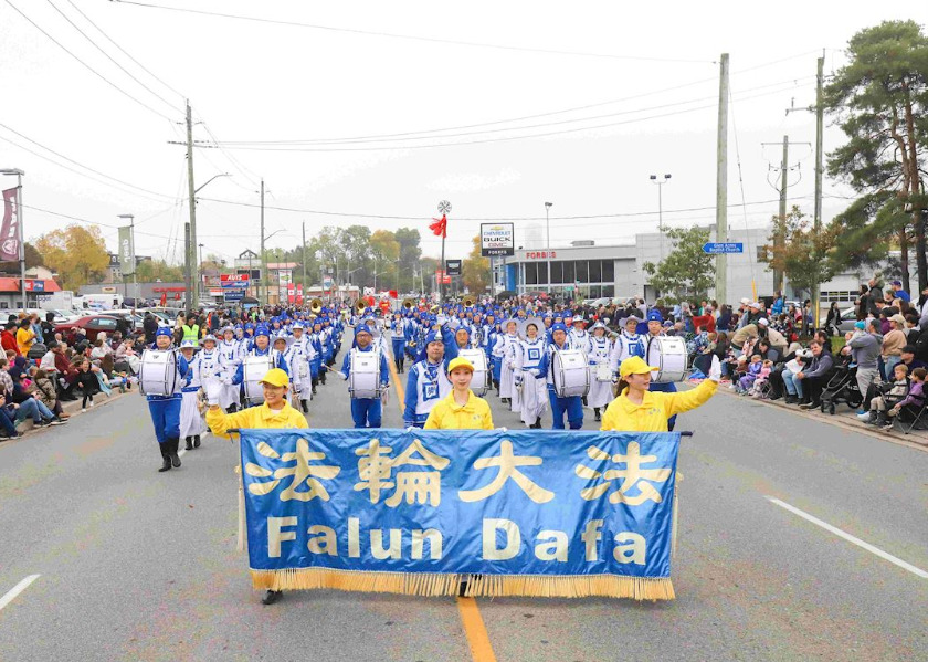 Image for article Waterloo, Canadá: A Banda  Marcial Tian Guo se apresenta no desfile de Ação de Graças da Oktoberfest